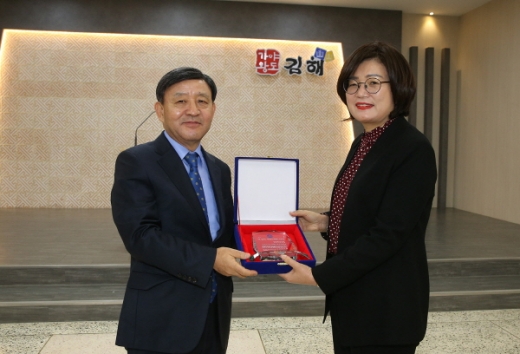 허성곤 김해시장(왼쪽)이 1일 정례조회에서 이영애 (주)이에스디코리아 대표에게 ‘이 달의 자랑스러운 CEO’상을 수여했다./사진제공=김해시