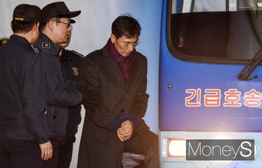 [머니S포토] 비서 성폭행 실형 선고 받은 안희정, 결국 법정구속