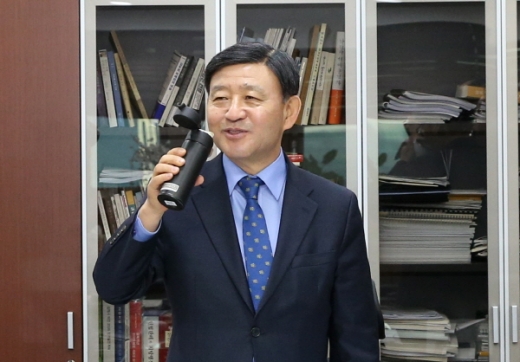 플라스틱 프리챌린지 캠페인에 동참한 허성곤 김해시장./사진제공=김해시