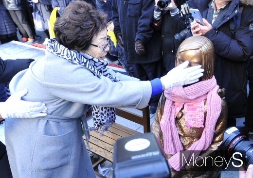 [머니S포토] 소녀상 쓰다듬는 이용수 할머니