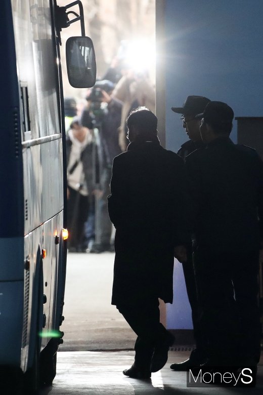 ‘비서 성폭행’ 혐의를 받는 안희정 전 충남지사가 1일 항소심에서 징역3년6개월을 선고받고 법정구속됐다. 사진은 호송차에 오르는 안 전 지사. /사진=임한별 기자 
