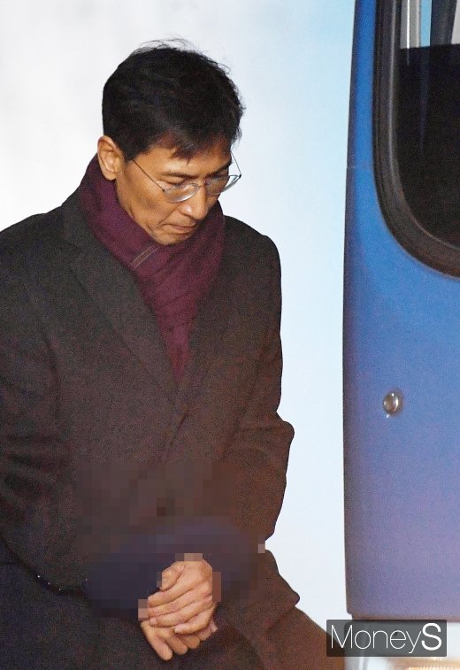 ‘비서 성폭행’ 혐의를 받는 안희정 전 충남지사가 1일 항소심에서 징역3년6개월을 선고받고 법정구속됐다./사진=임한별 기자