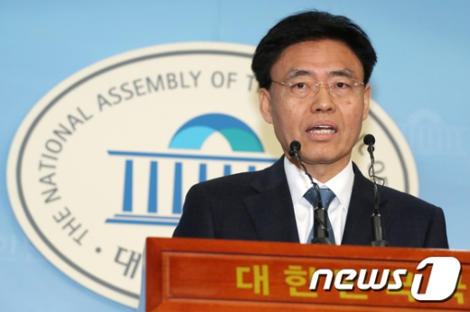 국외 연수 중 스트립바를 방문했다는 의혹을 받는 최교일 자유한국당 의원이 1일 서울 여의도 국회 정론관에서 기자회견을 열고 의혹을 강력 부인했다./사진=뉴스1 민경석 기자 