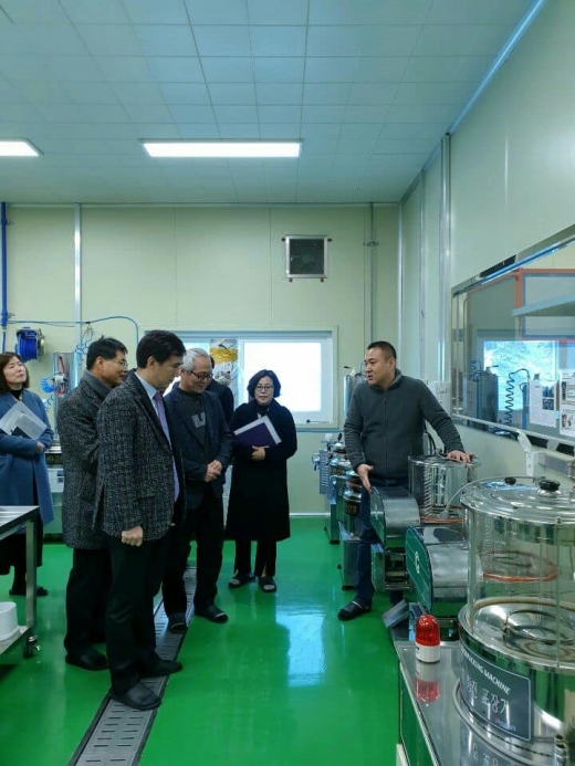 ▲ 완주군을 방문하여 사례를 벤치마킹하고 있는 서철모 화성시장. / 사진=서철모 화성시장 페이스북 캡처