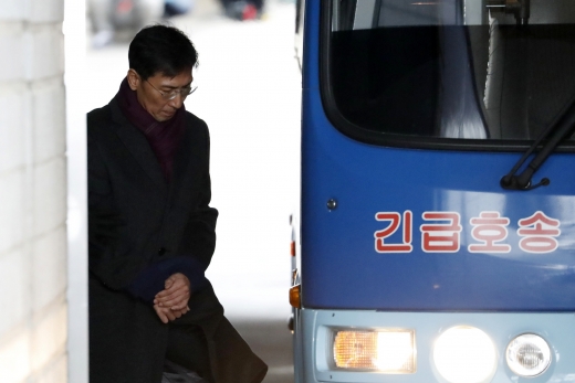 수행비서 성폭행 혐의로 2심에서 징역 3년6개월을 선고받은 후 법정 구속돼 구치소로 향하는 호송차에 오르는 안희정 전 충남도지사. /사진=뉴시스 김선웅 기자 