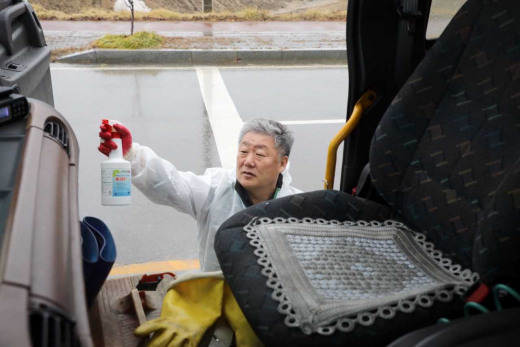 ▲ 구제역 방역 직접 나선 우석제 안성시장. / 사진제공=안성시