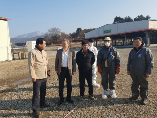 하명곤 경남농협 본부장이 고성지역, 의령, 합천 등에 구제역 관련 애로사상을 청취하고 현장지원했다./사진제공=경남농협