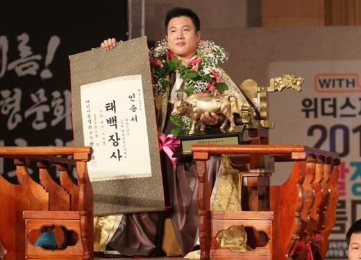 6년만에 태백장사 타이틀을 다시 쟁취한 부산갈매기씨름단 오흥민 선수./사진제공=부산갈매기씨름단