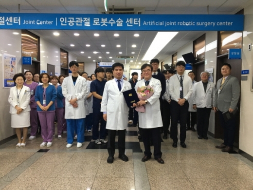 의료법인 센텀의료재단 부산센텀병원(이사장 박종호, 첫줄 왼쪽) 제2대 손찬모 병원장(첫줄 오른쪽) 취임했다./사진제공=부산센텀병원