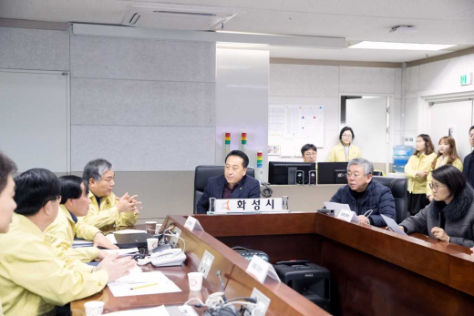 ▲ 화성시의회 김홍성 의장과 이창현 부의장, 신미숙 경제환경위원장은 3일 오후 화성시 재난안전대책본부를 찾아 구제역 대비 방역 추진상황을 보고받고 있다. / 사진제공=화성시의회