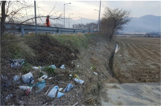 고속도로 한 나들목 인근에 버려진 쓰레기. /사진=한국도로공사