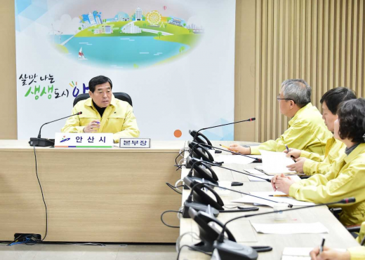 ▲ 4일 윤화섭 시장이 재난종합상황실 방문하여 구제역 상황을 점검하고 있다. / 사진제공=안산시
