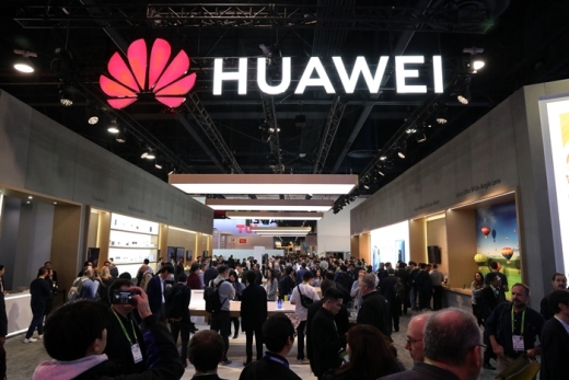 CES 2019 화웨이 부스를 찾은 관람객들. /사진=뉴스1