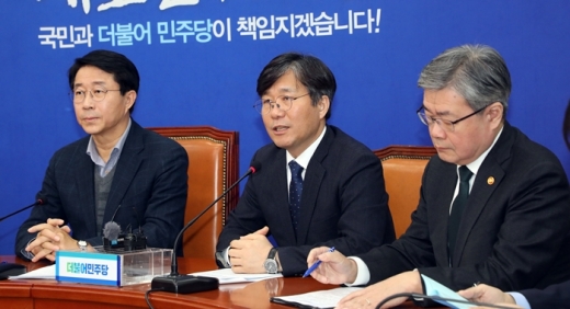 성윤모 산업통상자원부 장관이 서울 영등포구 여의도 국회에서 고 김용균 노동자 사망 후속대책 당정협의 결과를 발표하고 있다. /사진=뉴스1
