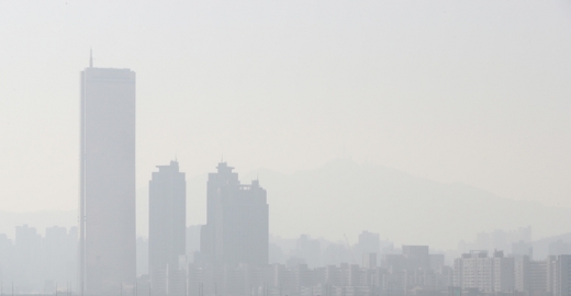 황사와 미세먼지로 인해 뿌옇게 변한 4일 서울 도심. /사진=뉴스1