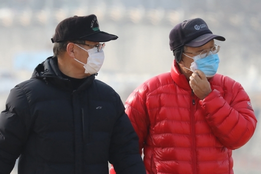 미세먼지에 대비하기 위해 마스크를 쓴 행인들. /사진=뉴스1