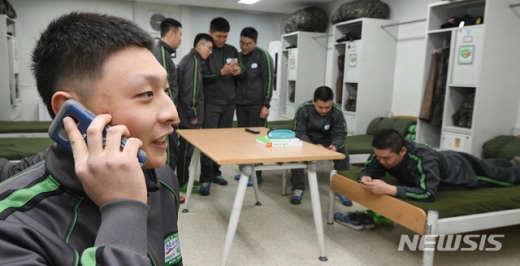 '병(兵) 일과 후 휴대전화 사용' 시범운영 부대인 경기도 가평군 육군 수도기계화보병사단 혜산진부대 생활관에서 지난달 31일 오후 일과를 마친 병사들이 통화와 문자메시지 전송, 인터넷 강의 시청 등 자유롭게 휴대전화를 사용하고 있다. /사진=사진공동취재단