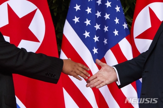 북한의 조선중앙통신은 지난달 24일 김정은 국무위원장이 지난주 미국을 방문한 김영철 노동부 부위원장을 통해 트럼프 미국 대통령의 친서를 받았다고 보도했다. 김 위원장은 제2차 북미정상회담 관련 실무 준비 지시를 내렸다고 밝혔다. 사진은 지난해 6월12일 김정은(왼쪽) 국무위원장과 트럼프 미국 대통령이 싱가포르에서 만나 악수하는 모습./사진=뉴시스