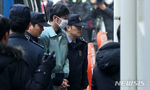 조재범 전 쇼트트랙 국가대표 코치가 지난달 23일 오전 경기 수원시 영통구 수원지방법원에서 심석희 선수를 비롯한 쇼트트랙 선수 4명을 상습 폭행 등 사건에 대한 항소심 공판을 받기 위해 호송차서 내려 법정으로 향하고 있다./사진=뉴시스