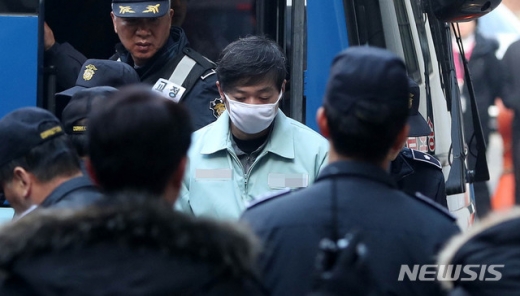 조재범 전 쇼트트랙 국가대표 코치가 지난달 23일 오전 경기 수원시 영통구 수원지방법원에서 심석희 선수를 비롯한 쇼트트랙 선수 4명을 상습 폭행 등 사건에 대한 항소심 공판을 받기 위해 호송차서 내려 법정으로 향하고 있다./사진=뉴시스