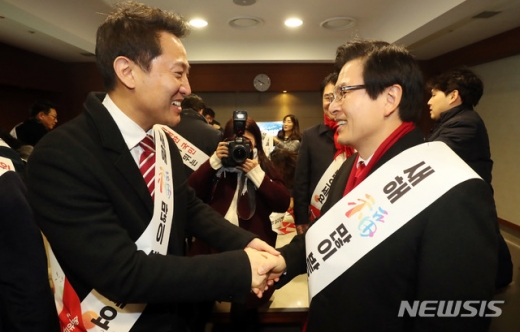 자유한국당 당 대표 출마를 선언한 황교안, 오세훈 후보가 지난 1일 오전 서울역에서 설 명절 귀성객들에게 인사하기 전 악수를 하고 있다. /사진=뉴시스