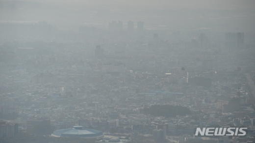 6일 전북 익산시 상공에서 바라본 신동 일대가 미세먼지로 가득 차 있다./사진=뉴시스