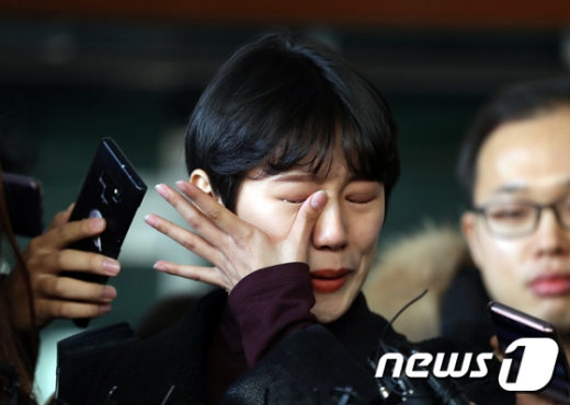 '비공개 촬영회'에서 노출사진 강요와 성추행을 당했다고 폭로한 유튜버 양예원이 지난달 9일 오전 서울 마포구 서울서부지법에서 열린 촬영자 모집책 최모씨의 1심 선고공판을 방청한 뒤 법원을 나서며 눈물을 닦고 있다./사진=뉴스1 