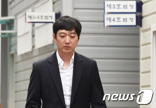 2018 평창 동계올림픽을 앞두고 한국 여자 쇼트트랙 심석희 선수를 폭행해 상습 상해 혐의를 받는 조재범 전 쇼트트랙 국가대표팀 코치가 지난해 6월25일 오전 경기도 성남시 수원지방법원 성남지원에서 영장실질심사를 받기 위해 이동하고 있다./사진=뉴스1
