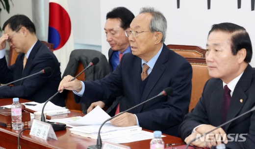 박관용 자유한국당 중앙당 선거관리위원장이 지난달 29일 서울 여의도 국회에서 열린 당 대표 및 최고위원 선출을 위한 선관위 전체회의를 마치고 회의 결과 기자브리핑을 하고 있다. 이날 회의에서 자유한국당 선관위원들은 황교안 전 총리, 오세훈 전 서울시장 피선거권관련 논의를 했다. /사진=뉴시스 이동훈 기자