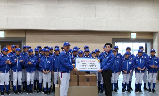 동국제약이 리틀야구대표팀에 구급용품 등을 전달했다. /사진=동국제약