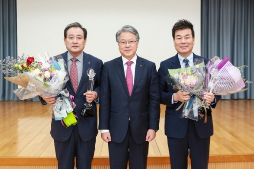 북창원농협 서정효 조합장, 하명곤 본부장, 사천농협 김종연 조합장(왼쪽부터)/사진제공=경남농협