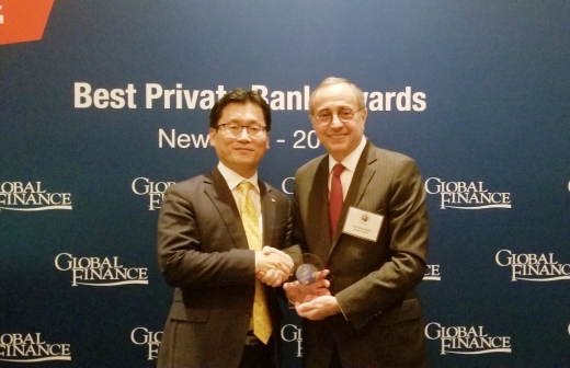 KB국민은행은 지난 5일(현지시간) 미국 뉴욕의 ‘하버드 클럽(The Havard Club)’에서 개최된 ‘Best Private Bank Awards 2019’ 시상식에서 대한민국 최고 PB은행으로 선정됐다. 왼쪽은 류영준 KB국민은행 뉴욕지점장. /사진=KB국민은행
