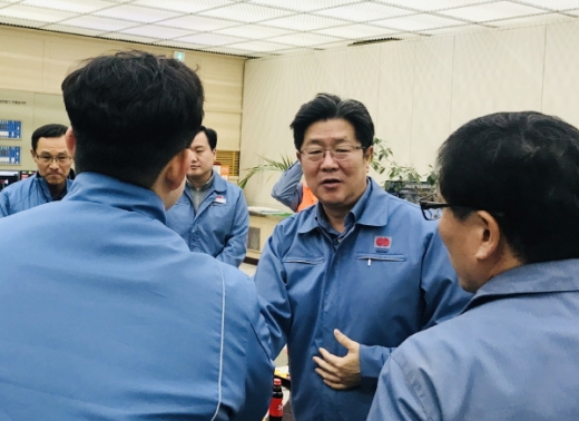 권오철 한국동서발전 기술본부장(가운데)이 설 연휴기간 현장 근무자들을 격려했다./사진제공=동서발전