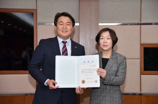 ▲1월 31일 임병택 시흥시장(사진 왼쪽)이 시흥시 옴부즈퍼슨으로 위촉된 김승현 경기아동옹호센터 김승현 소장(사진 오른쪽)에게 위촉장을 전달했다. / 사진제공=시흥시청