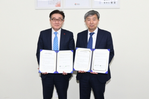 김일권 양산시장(왼쪽)과 주창돈 양산교육지원청 교육장(오른쪽)이 양산도서관 이전건립을 위한 협약을 체결했다./사진제공=양산시