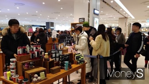 행사 제품 계산을 위해 사람들이 매장 밖까지 줄서있다. /사진=머니S DB.