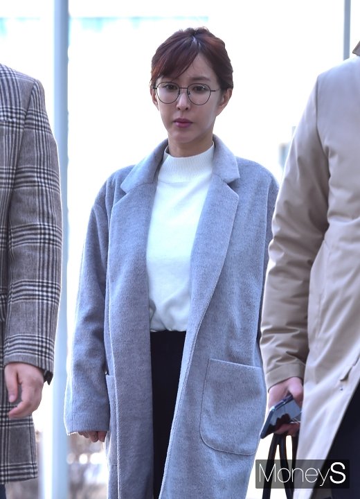 [머니S포토] 슈, 묵묵부답으로 2차 공판 출석