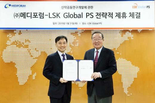 김찬규 메디포럼 대표(좌)와 이영작 LSK Global PS 대표(우)가 치매치료제 후보물질 ‘PM012’의 임상시험 대행계약 체결식 후 기념 촬영을 하고 있다./사진=메디포럼