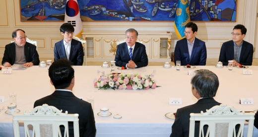 문재인 대통령(가운데)이 7일 오후 청와대 인왕실에서 혁신벤처기업인 간담회를 하고 있다. /사진=뉴시스