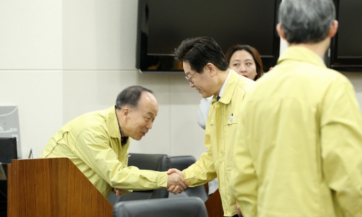 ▲ 이재명 경기지사가 7일 오전 경기도 구제역 대책상황실을 방문해 설 연휴 기간 비상근무를 한 직원들을 격려했다. / 사진제공=경기도