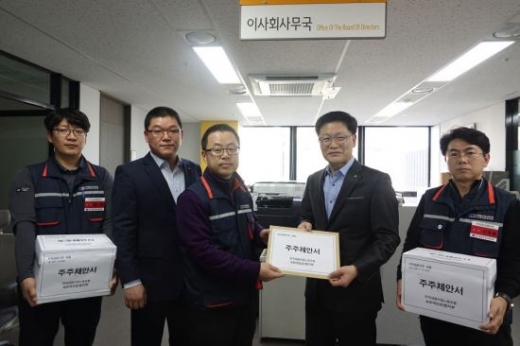 KB금융지주 우리사주조합과 KB금융노동조합협의회는 백승헌 변호사를 사외이사 후보로 추천하는 주주제안서를 7일 제출했다. 박홍배 KB금융노조 위원장(왼쪽 세번째) 등 관계자가 제안서를 내고 있다. /사진=KB금융노조