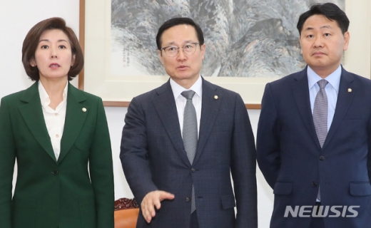 7일 오후 홍영표 더불어민주당(가운데), 나경원 자유한국당(왼쪽), 김관영 바른미래당 원내대표가 서울 여의도 국회 운영위원장실에서 열린 여야 원내대표 회동을 가졌다. /사진=뉴시스 이종철 기자