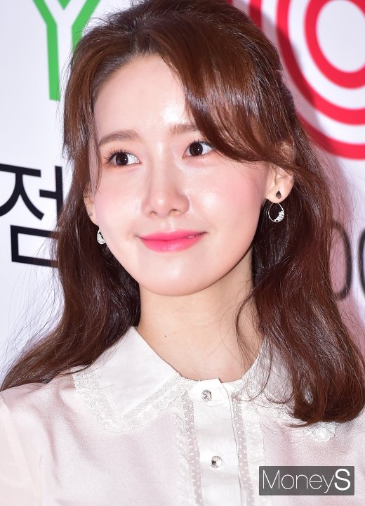 [머니S포토] 윤아 '반짝이는 꿀피부'