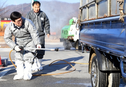 7일 신동헌 광주시장(왼쪽)이 광주시 곤지암읍 삼리 소재 구제역 거점 소독시설을 방문해 현장 점검에 나섰다. /사진제공=광주시청