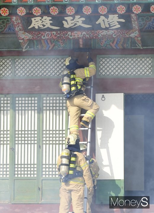[머니S포토] '수정전 현판을 지켜라'