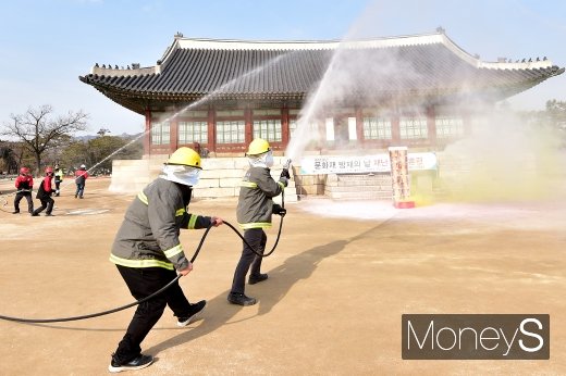 [머니S포토] '2019 문화재 방재의 날' 재난 대응 훈련