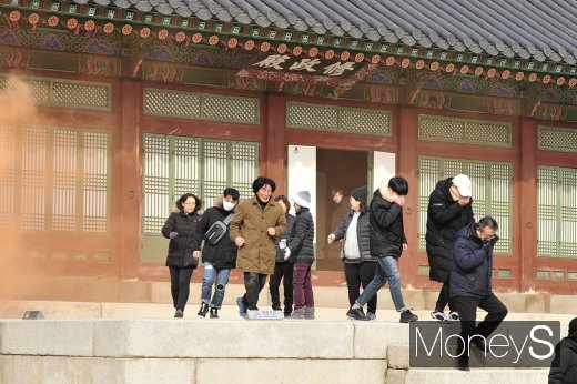[머니S포토] 재난대응 훈련도 실전처럼… 대피하는 관람객들