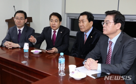 심재철, 안상수 등 자유한국당 당대표 경선에 도전하는 원내 후보자들이 7일 오후 서울 여의도 국회 의원회관에서 전당대회 연기 및 경선 룰 관련 회동을 하고 있다. 왼쪽부터 주호영, 심재철, 안상수, 정우택 의원. /사진=뉴시스