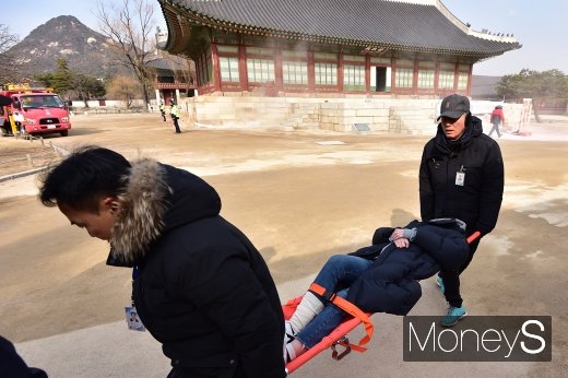 [머니S포토] '실제 상황이 아닙니다'