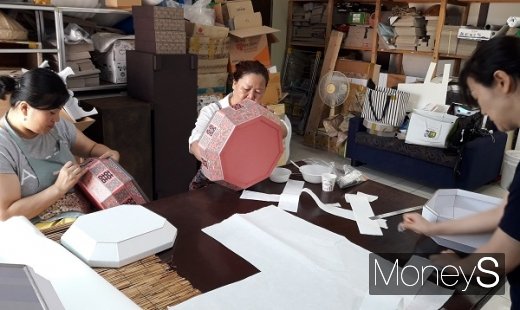 공예업체 인턴사원 근무 모습. /사진=경상북도 제공